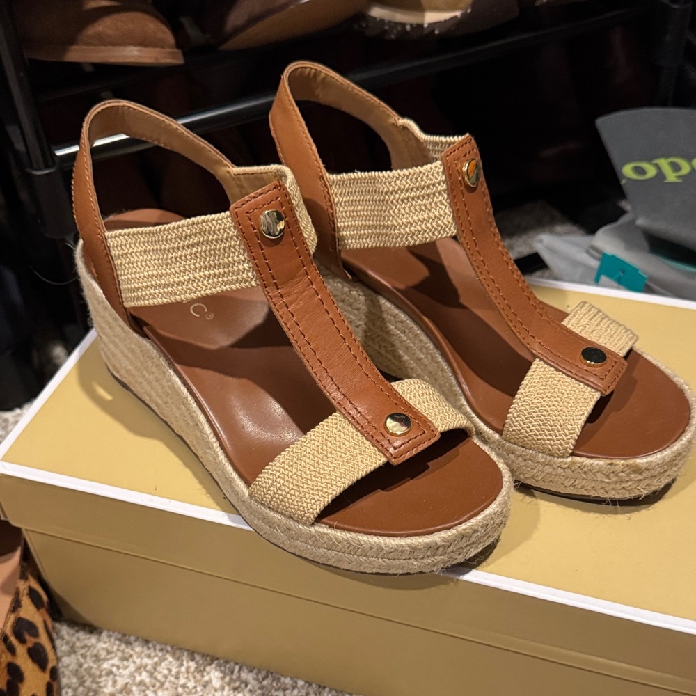 Vionic Tan and Cream Wedge Sandals